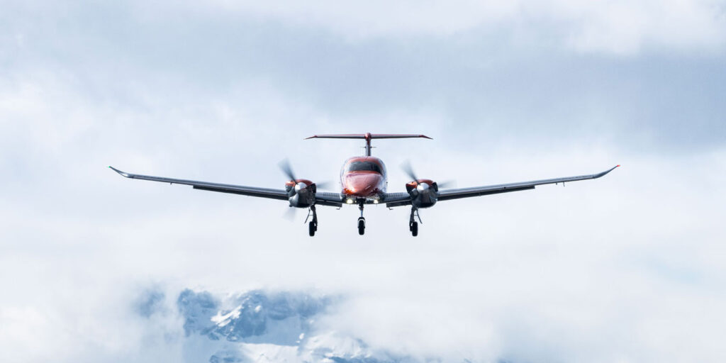 airplane-in-flight-head-on-view-footer-(1)